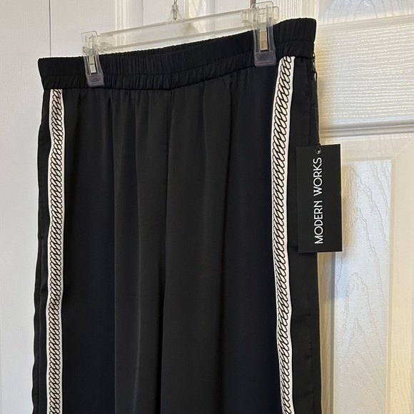 NWT Modern Works Wide Leg Pants with Chain Print Detail Size Medium - Picture 5 of 15